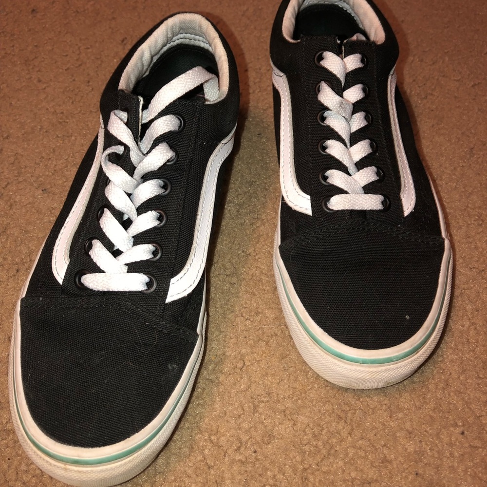 WOMENS LOW TOP BLACK AND WHITE VANS